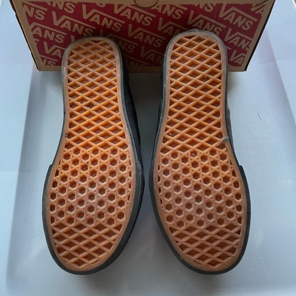 Vans Classic Slip-On Black Canvas size 6 Women’s / 4.5 Boys - Picture 4 of 6